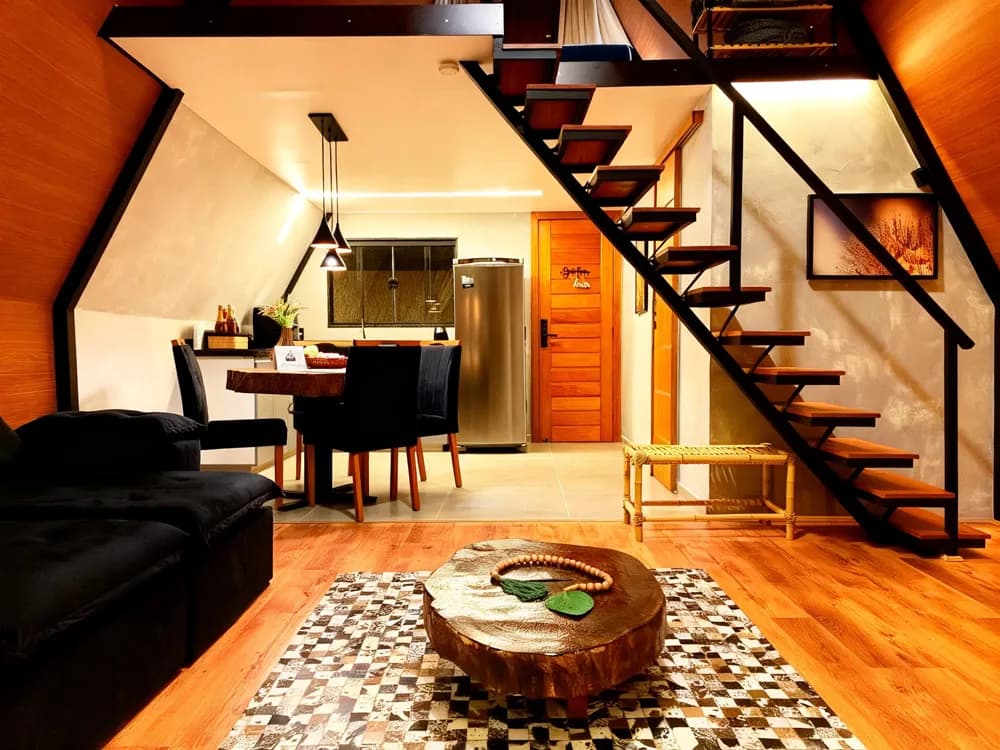 Interior com fogo de chão e decoração em madeira